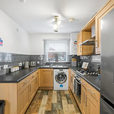 4 Bed Luxury Townhouse - Parking - *