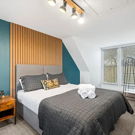 4 Bed Luxury Townhouse - Parking -