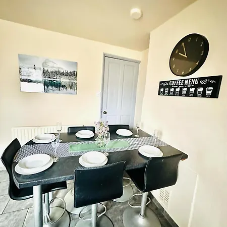 Three Bedroom House Lincoln 10 Mins Walk To Brayford Wharf And Free Parking *