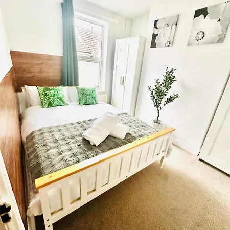 Three Bedroom House Lincoln 10 Mins Walk To Brayford Wharf And Free Parking