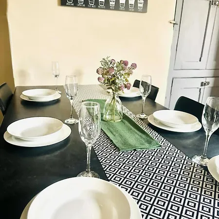 Three Bedroom House Lincoln 10 Mins Walk To Brayford Wharf And Free Parking Apartment