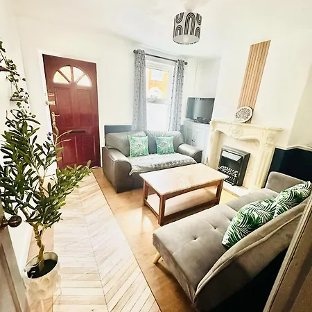 Three Bedroom House Lincoln 10 Mins Walk To Brayford Wharf And Free Parking Apartment