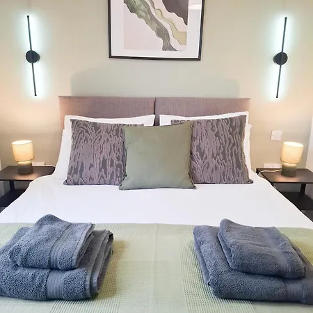 Beautiful, Modern Bright House With Parking, Fast Wifi, Sleeps 5 *