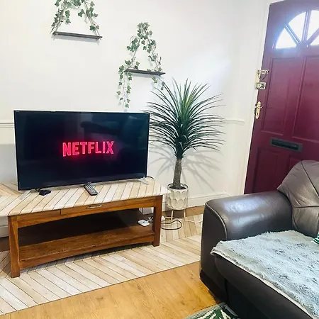 Apartment Three Bedroom House Lincoln 10 Mins Walk To Brayford Wharf And Free Parking