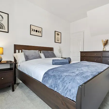 Perfect Home For Business & Leisure With Free Parking And Fast Wi-Fi Apartment *