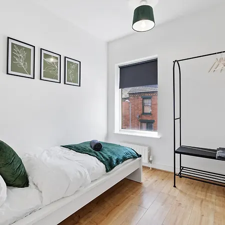 Perfect Home For Business & Leisure With Free Parking And Fast Wi-Fi *
