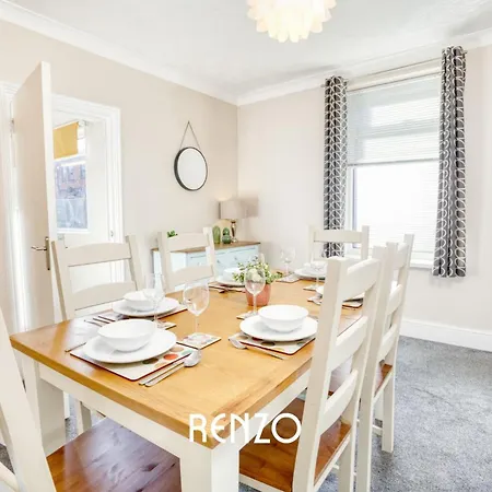 Bright And Warm 3-beds In By Renzo, Driveway Parking, Sleeps 6! Apartment