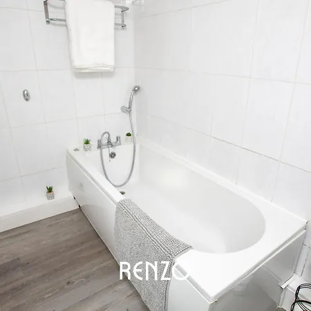 Apartment Bright And Warm 3-beds In By Renzo, Driveway Parking, Sleeps 6!