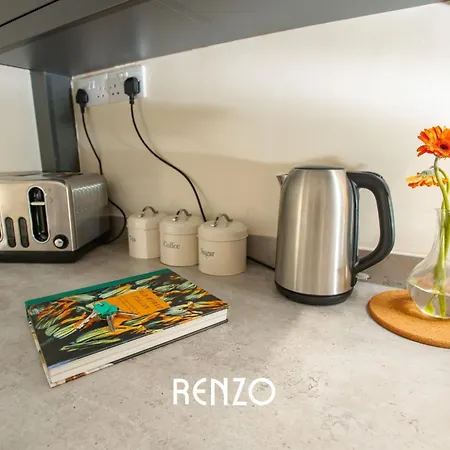 Bright And Warm 3-beds In By Renzo, Driveway Parking, Sleeps 6! Apartment *