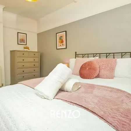 Bright And Warm 3-beds In By Renzo, Driveway Parking, Sleeps 6! Apartment