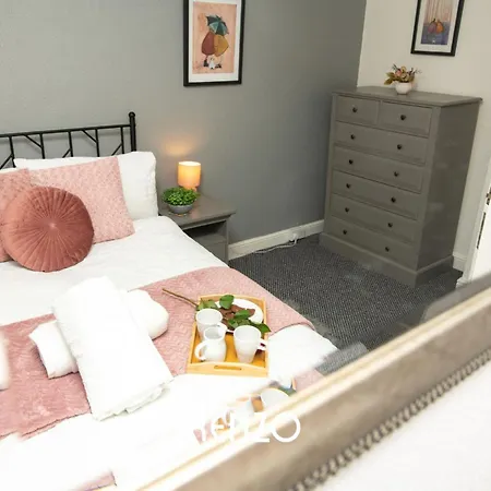Apartment Bright And Warm 3-beds In By Renzo, Driveway Parking, Sleeps 6!