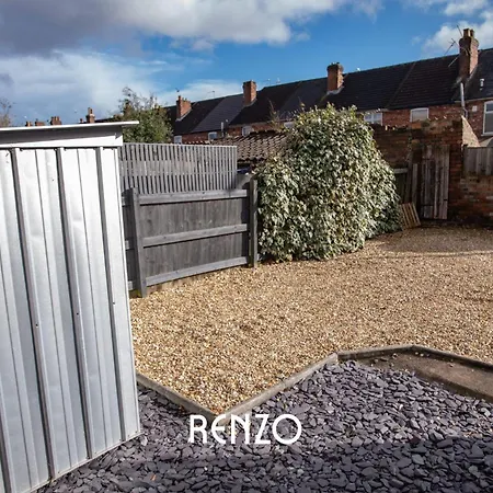 Bright And Warm 3-beds In By Renzo, Driveway Parking, Sleeps 6! *