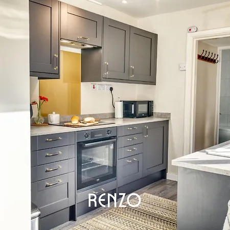 Bright And Warm 3-beds In By Renzo, Driveway Parking, Sleeps 6! Apartment