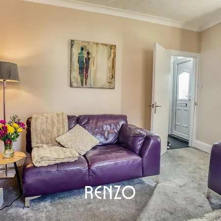 Bright And Warm 3-beds In By Renzo, Driveway Parking, Sleeps 6! Apartment *