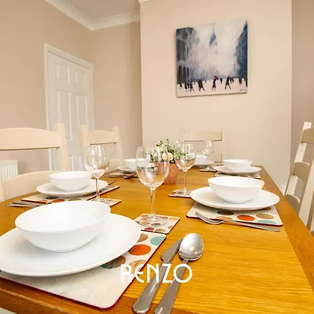Bright And Warm 3-beds In By Renzo, Driveway Parking, Sleeps 6! *
