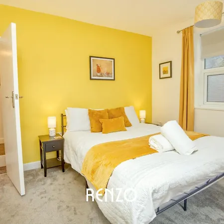 Bright And Warm 3-beds In By Renzo, Driveway Parking, Sleeps 6! Apartment