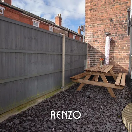 Bright And Warm 3-beds In By Renzo, Driveway Parking, Sleeps 6! Apartment *