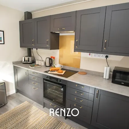 Bright And Warm 3-beds In By Renzo, Driveway Parking, Sleeps 6! Apartment