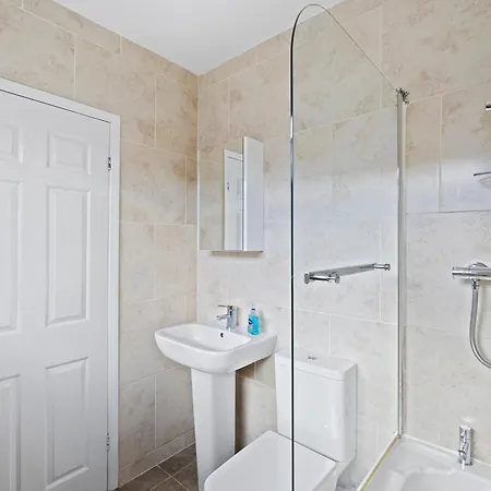 Perfect Home For Business & Leisure With Free Parking And Fast Wi-Fi
