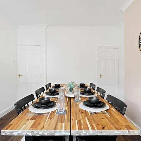 Perfect Home For Business & Leisure With Free Parking And Fast Wi-Fi *