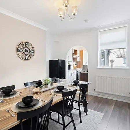 Perfect Home For Business & Leisure With Free Parking And Fast Wi-Fi