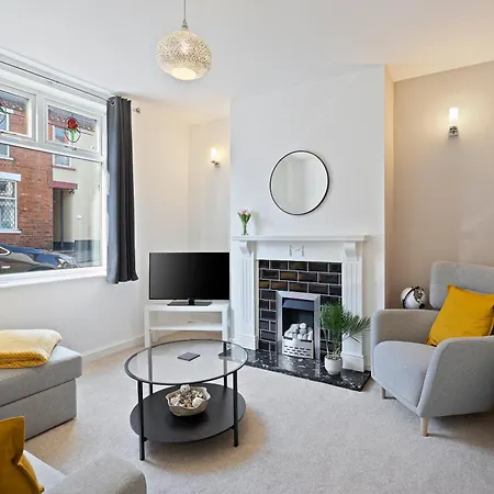 Perfect Home For Business & Leisure With Free Parking And Fast Wi-Fi *