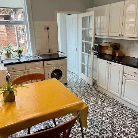 Charming Victorian Terrace, Near Castle Lincoln