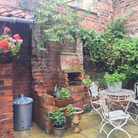 Charming Victorian Terrace, Near Castle Holiday home