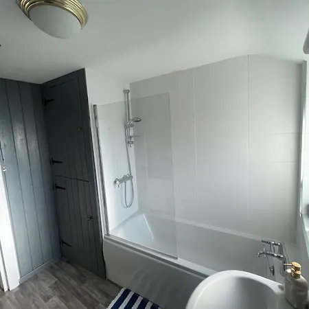 Madje's In Historic Uphill Apartment