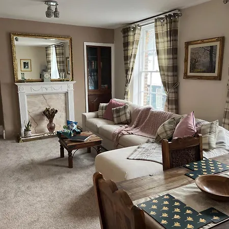 Madje's In Historic Uphill Apartment