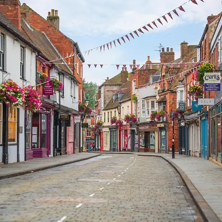 Madje's In Historic Uphill Lincoln