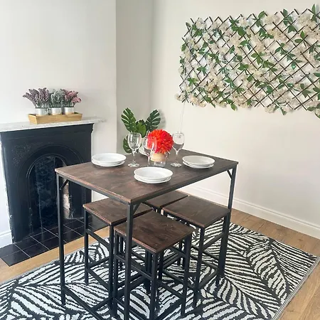 Apartment Spacious 2 Bedroom House, Parking And Less Than 10 Mins Walk To Brayford Wharf Lincoln