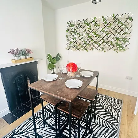 Spacious 2 Bedroom House, Parking And Less Than 10 Mins Walk To Brayford Wharf