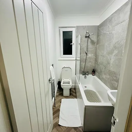 Apartment Spacious 2 Bedroom House, Parking And Less Than 10 Mins Walk To Brayford Wharf