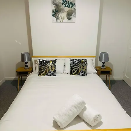 Spacious 2 Bedroom House, Parking And Less Than 10 Mins Walk To Brayford Wharf Apartment