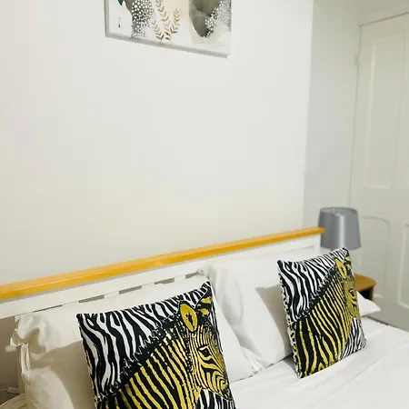 Spacious 2 Bedroom House, Parking And Less Than 10 Mins Walk To Brayford Wharf Apartment *