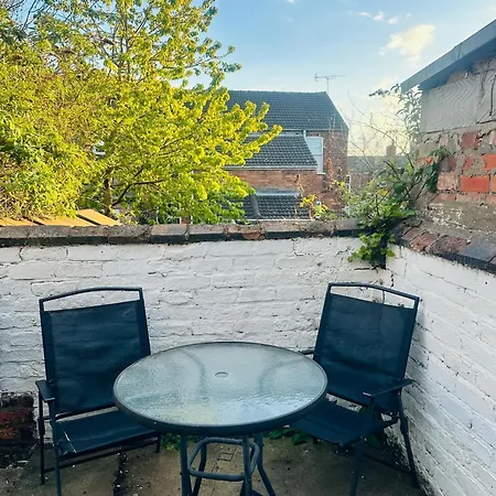 Spacious 2 Bedroom House, Parking And Less Than 10 Mins Walk To Brayford Wharf Apartment *