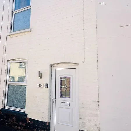 Spacious 2 Bedroom House, Parking And Less Than 10 Mins Walk To Brayford Wharf Lincoln