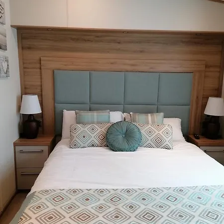 Campsite Luxury Caravan With Hot Tub On Tattershall Lakes