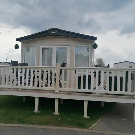Luxury Caravan With Hot Tub On Tattershall Lakes
