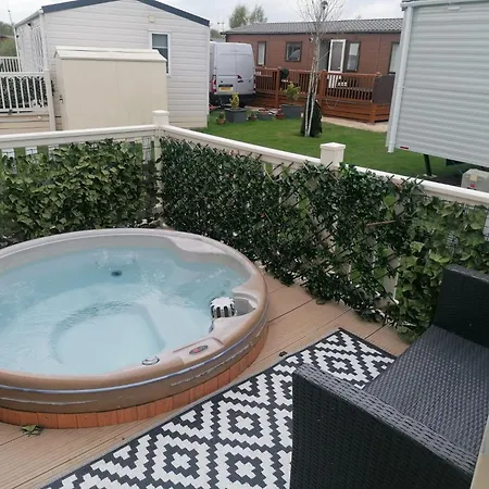 Campsite Luxury Caravan With Hot Tub On Tattershall Lakes *