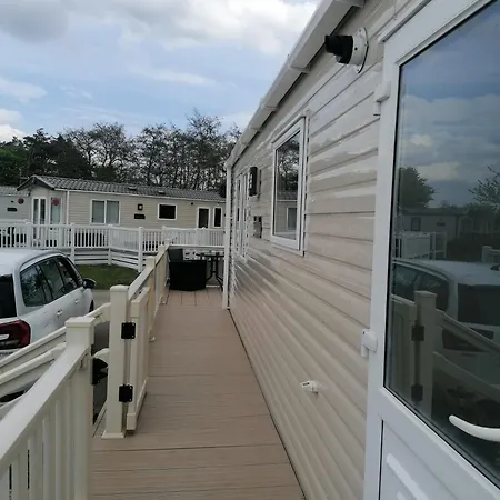 Luxury Caravan With Hot Tub On Tattershall Lakes