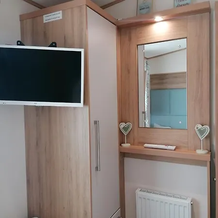 Luxury Caravan With Hot Tub On Tattershall Lakes *