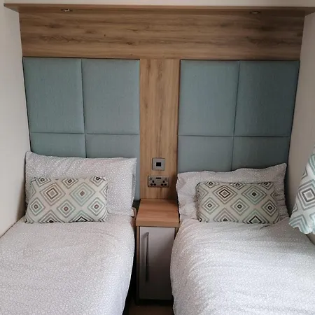 Luxury Caravan With Hot Tub On Tattershall Lakes Campsite *
