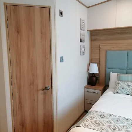 Luxury Caravan With Hot Tub On Tattershall Lakes *