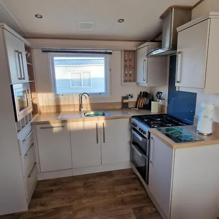 Luxury Caravan With Hot Tub On Tattershall Lakes *