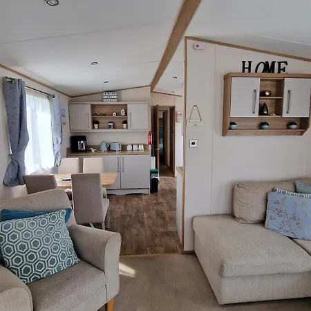 Luxury Caravan With Hot Tub On Tattershall Lakes *