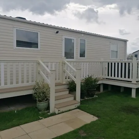 Luxury Caravan With Hot Tub On Tattershall Lakes Campsite