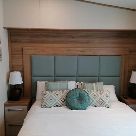 Luxury Caravan With Hot Tub On Tattershall Lakes