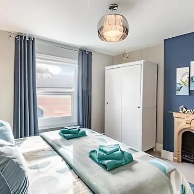 Дом отдыха Cathedral Quarter House With Free Secure Driveway Parking For 2 Cars Линкольн